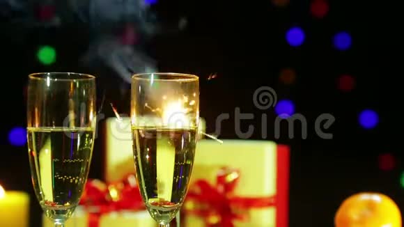 桌上有香槟和孟加拉蜡烛烟火的玻璃杯视频的预览图