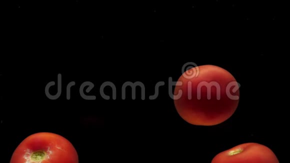 三个红色的假名躺在透明的水里黑色的背景视频的预览图
