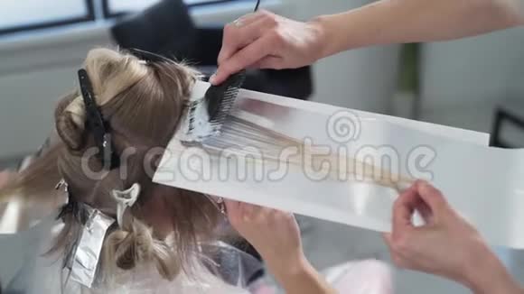 关闭理发师为美容室的女人染发视频的预览图