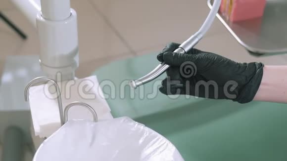 特写慢镜头拍摄医生牙医戴无菌手套检查压缩机装置的工作它提供视频的预览图