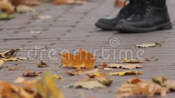 市政公用事业工人清洁街的脚勤劳的人视频的预览图
