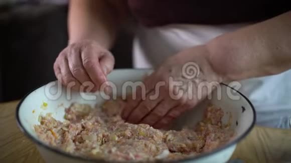 高级女性用碎肉做球的特写视频的预览图