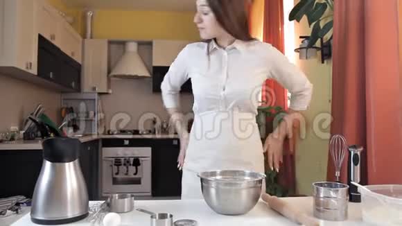 在家的小女孩在厨房为煎饼准备面团视频的预览图