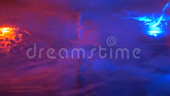 喷泉中闪烁着彩色的水下灯光水下的蓝色和红色的灯很美的夜晚照明水视频的预览图
