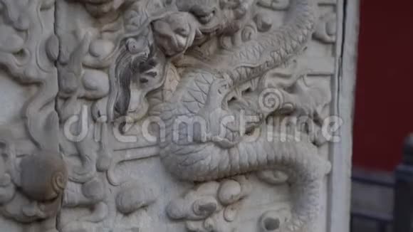 在紫禁城的一个内部被龙纹覆盖的石方尖塔上拍摄的一张照片视频的预览图
