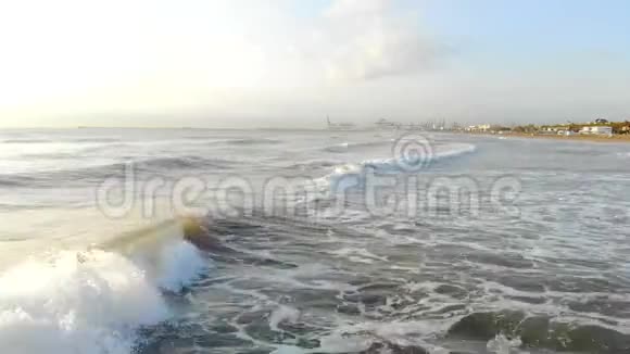 低飞过海浪来到岸边阴影下的波浪形成大量泡沫和气泡西班牙航空公司视频的预览图