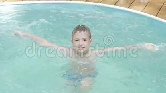 孩子在游泳池洗澡视频的预览图