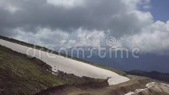 在rozakhutor山高处的蛇路高空射击视频的预览图