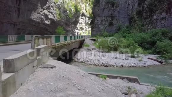 阿布哈兹旧汽车桥下的山河急流视频的预览图