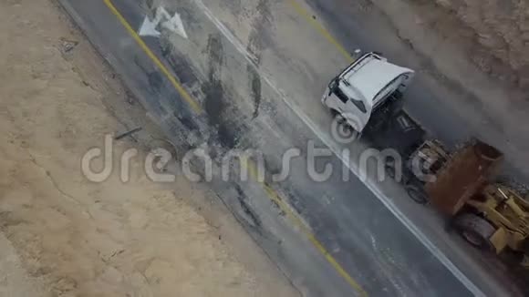 大山沙漠公路货运运输工程视频的预览图