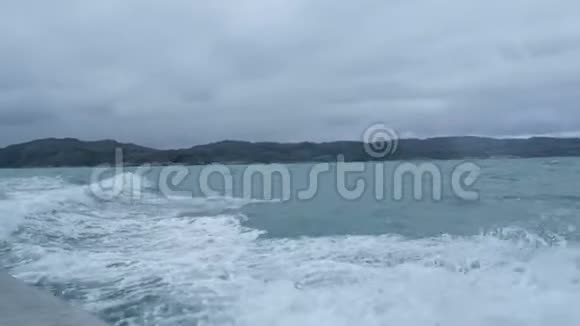 夏天巴伦支海摩托艇下的风暴浪视频的预览图