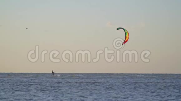 一个人在玩风筝冲浪一只海鸥在天空飞翔慢动作视频的预览图