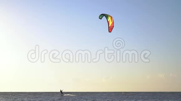 在阳光明媚的日子里一个人在风筝里放松在海上冲浪动作缓慢视频的预览图