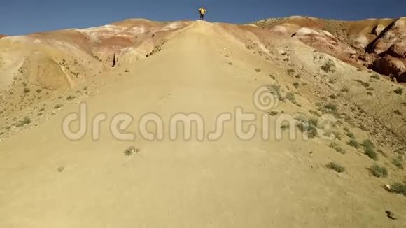徒步旅行的女人用登山杖爬山空中山景美丽的山景观医生视频的预览图