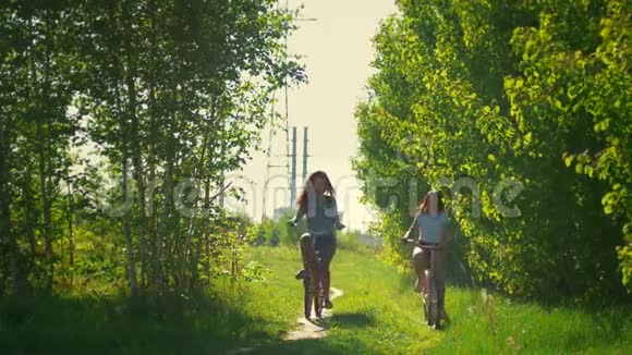 小女孩骑自行车到森林里散步视频的预览图