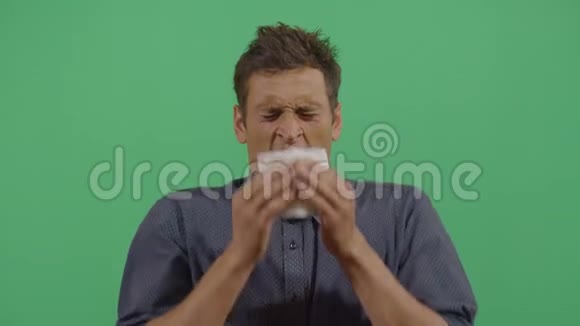 成年男子用纸吹鼻子视频的预览图