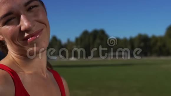 夏季阳光明媚的一天锻炼期间积极健身的女孩视频的预览图