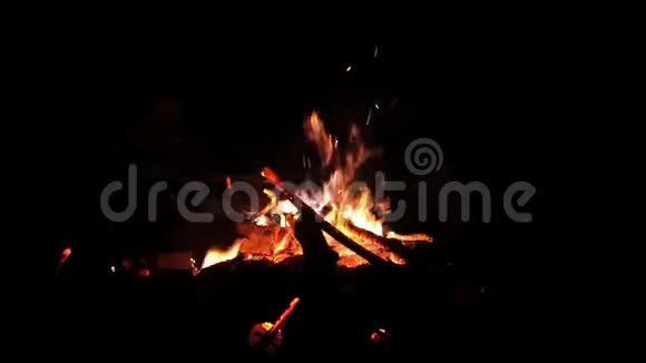 晚上篝火上飞溅的火花视频的预览图