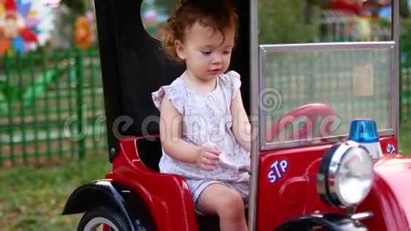 童女在公园里骑电动车娱乐儿童景点游乐场视频的预览图
