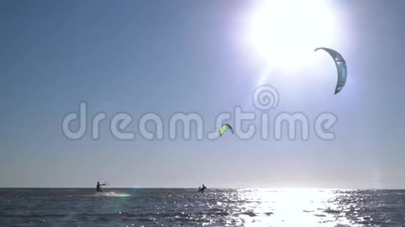 晴朗的一天几个人在海上做风筝冲浪动作很慢视频的预览图