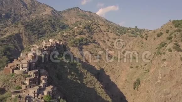 在意大利RoghudiCalabria废弃的鬼城上空惊人的4k电影空中飞行视频的预览图
