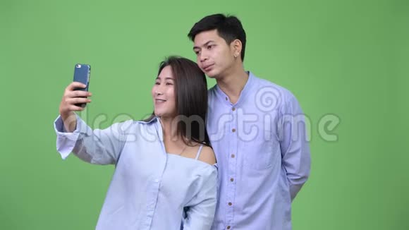 年轻的亚洲商务情侣一起自拍视频的预览图