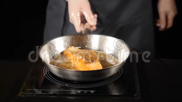 餐厅食品概念煎鲑鱼鳟鱼鲑鱼鱼片皮侧向下的平底锅红鱼片煎成一片视频的预览图