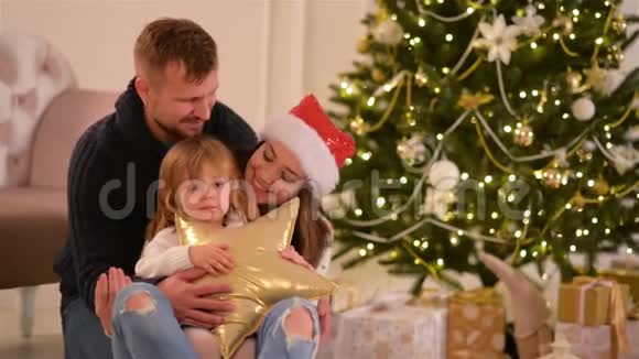 妈妈爸爸和小女儿亲爱的家人圣诞快乐新年快乐快乐美丽的人父母视频的预览图