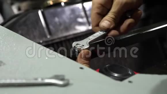 机械师用扳手修理汽车紧固螺母视频的预览图