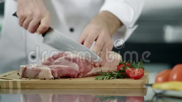 厨师在厨房切肉贴身男厨切肉片视频的预览图