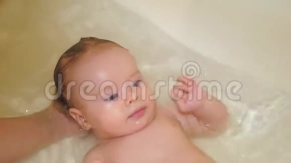 小宝宝在浴室洗澡笑视频的预览图