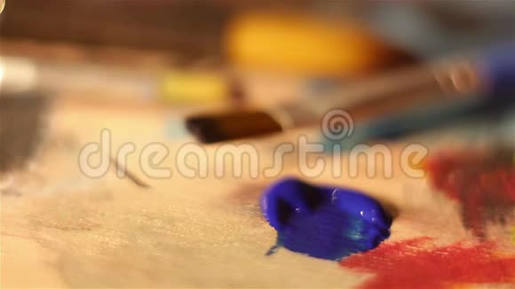这位艺术家用蓝色颜料蘸笔作画视频的预览图