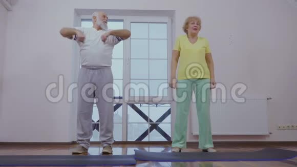 老人和妻子一起在家做体育锻炼视频的预览图