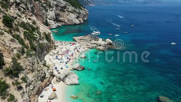 卡拉马里奥鲁从上面看卡拉马里奥鲁著名海滩意大利SardiniaNuoro省奥罗西湾国家公园和视频的预览图