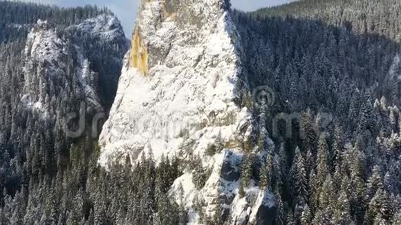 在冬季巨大的岩石附近移动无人机冬季场景视频的预览图