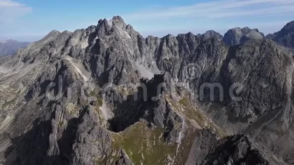 飞越塔特拉斯山脉的岩石视频的预览图