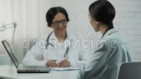 医生告诉病人好消息在笔记本电脑上显示测试结果视频的预览图