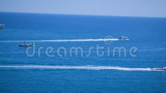在美丽的蓝色海湾里船在不同的方向漂浮在水面上留下痕迹伊比萨港Eivissa视频的预览图
