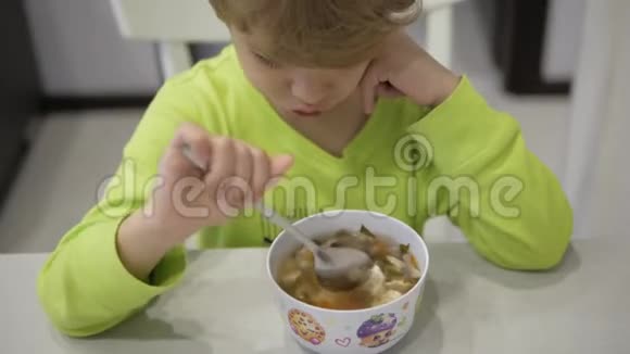 男孩不情愿地在桌旁吃汤视频的预览图