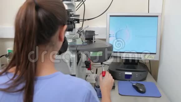 试管受精中卵子的实验室受精视频的预览图