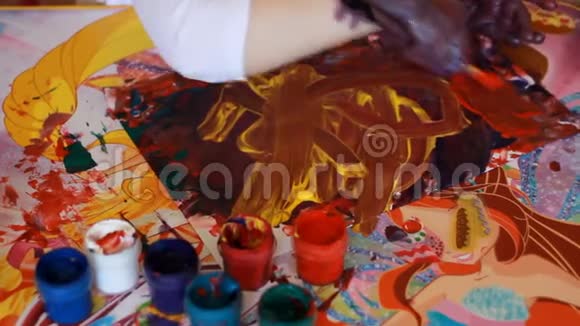小女孩用刷子和油漆画画宝贝艺术古奇和油漆视频的预览图