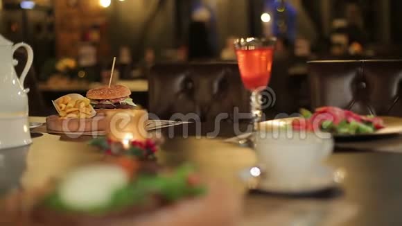 餐桌上餐厅的蜡烛和盘子视频的预览图
