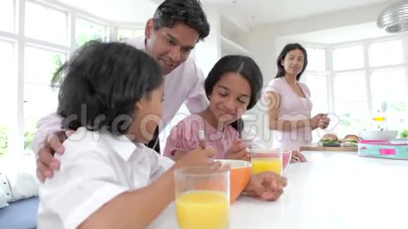 家庭在父亲下班前吃早餐视频的预览图