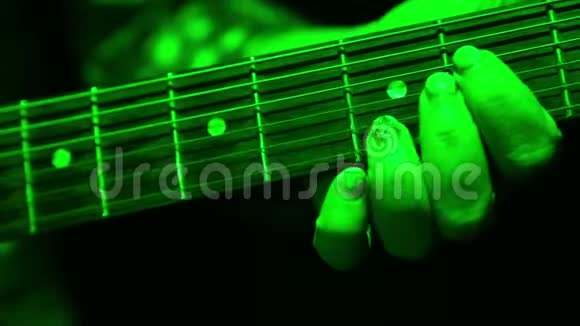 一只女性手的特写镜头它会夹住一根电吉他弦音乐会灯光视频的预览图