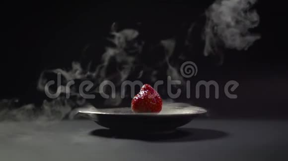 烟溶解在浆果上的空气中视频的预览图