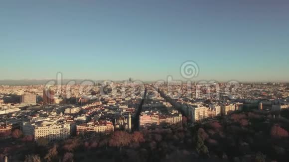 西班牙马德里冬季早晨人口稠密的鸟瞰图视频的预览图