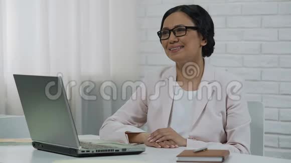 商务女性倾听来访者女士展望幸福成功的未来视频的预览图