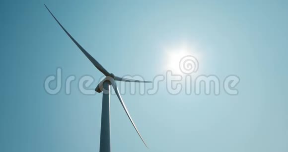 风轮机在美丽的阳光明媚的夏季陆地公园视频的预览图