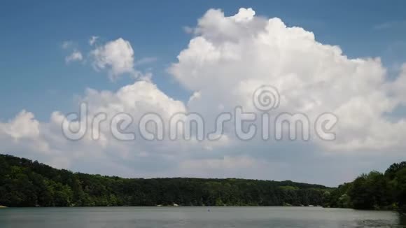 斯洛伐克时间推移湖上空的蓬松风暴云视频的预览图