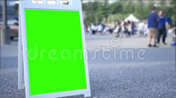 城市地区的一个绿色屏幕折叠标志背景模糊的小贩视频的预览图